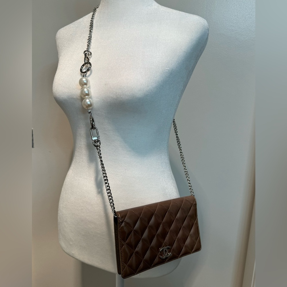 ❌SOLD❌Very Good Used Auth Chanel Patent Leather Wallet - Neutral/ Gray Color - Picture 2 of 15